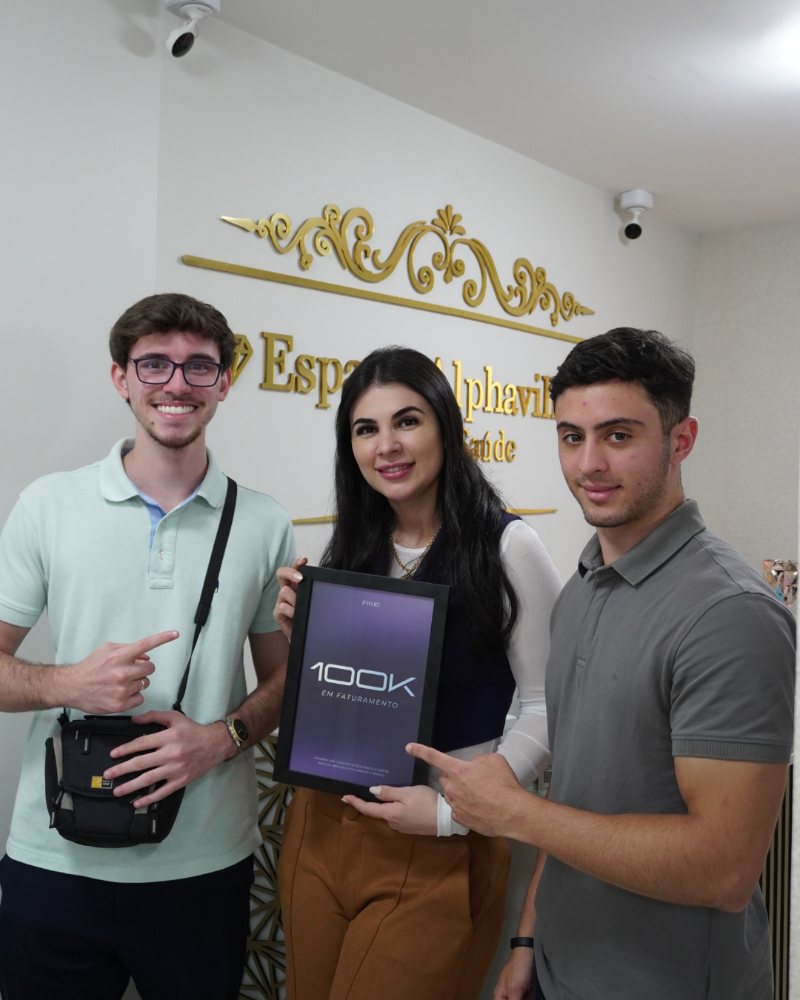 Salão cliente da PROEO com a placa de 100K