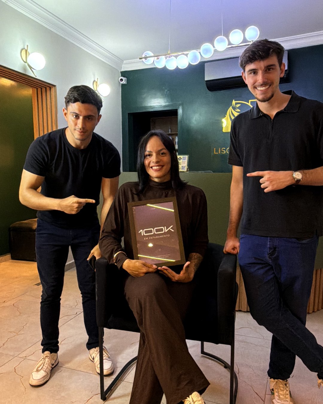 Salão cliente da PROEO com a placa de 100K